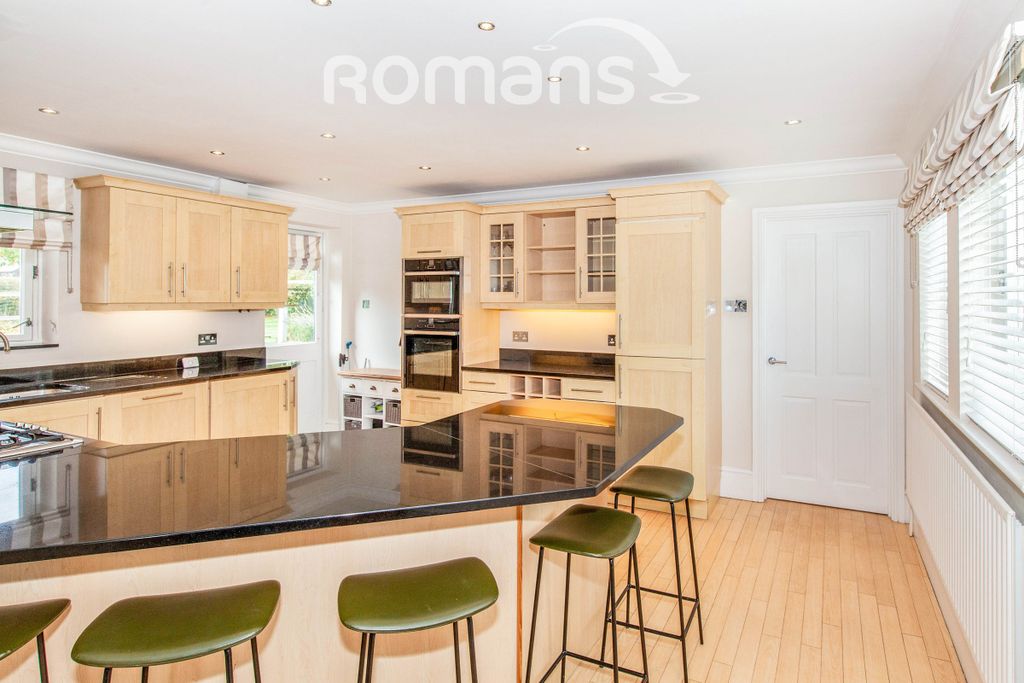 Property photo 3 of 10 Kitchen
