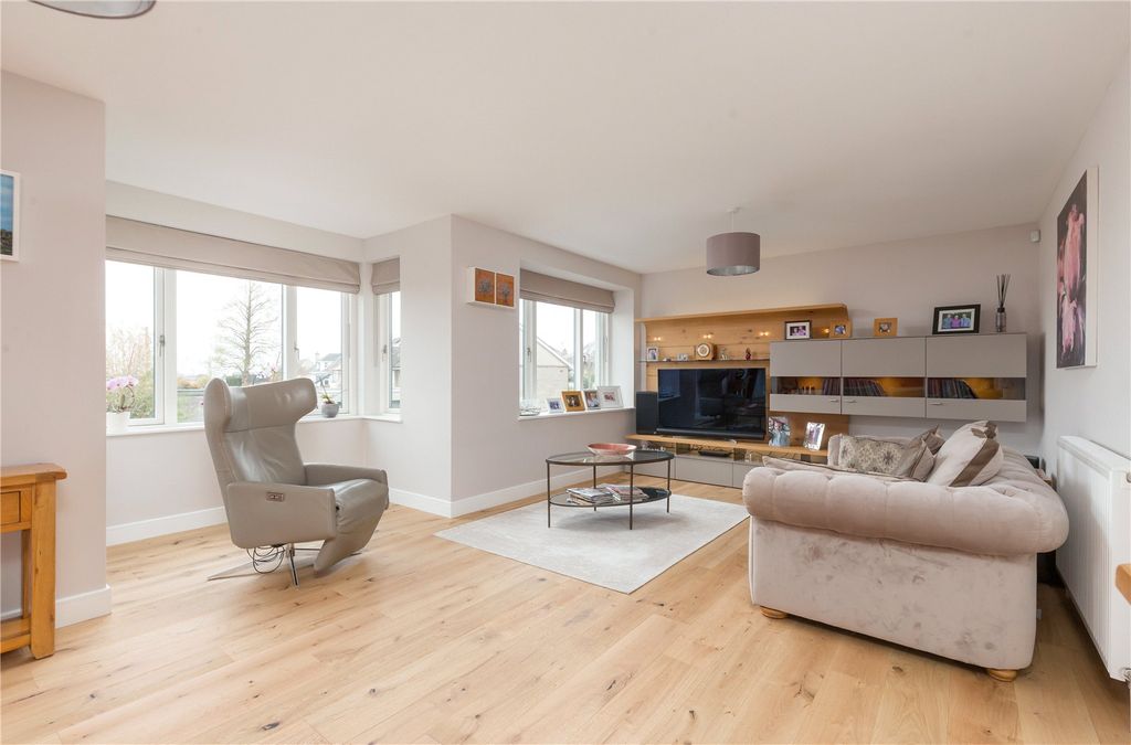 Property photo 2 of 29 Craigmount Avenue 2