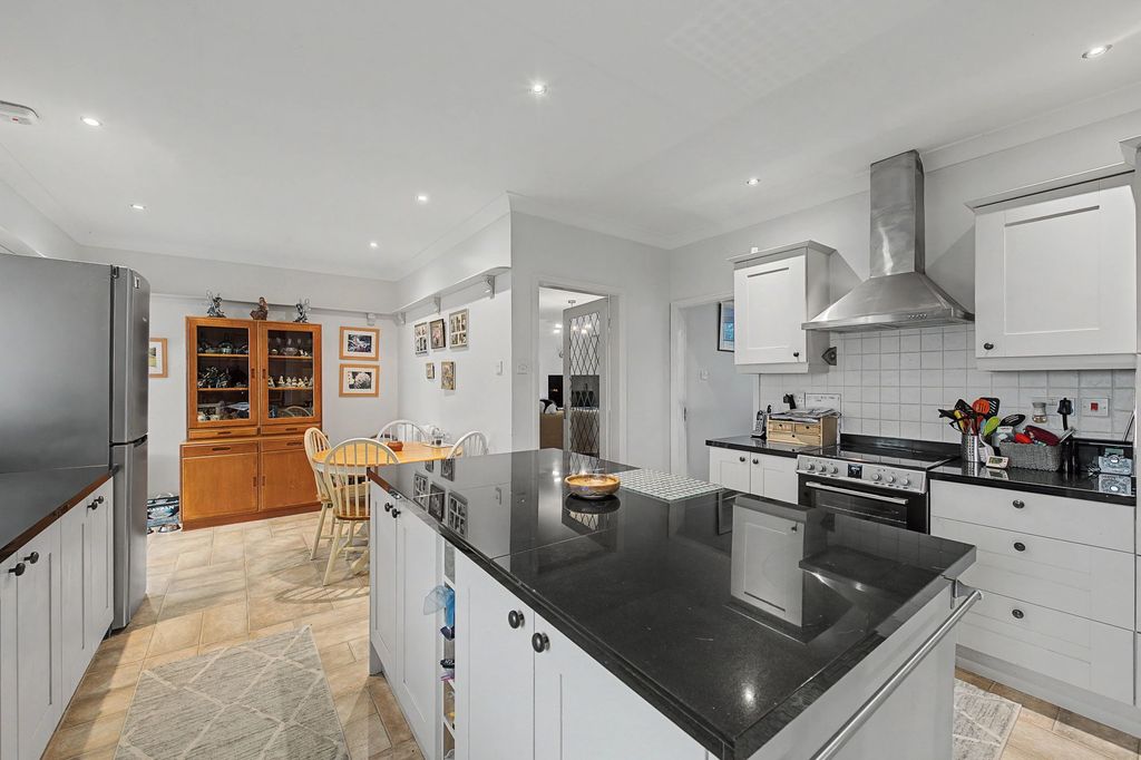 Property photo 2 of 25