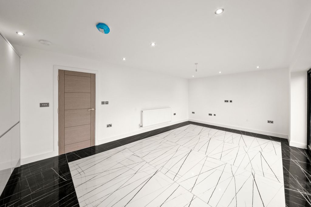 Property photo 2 of 26