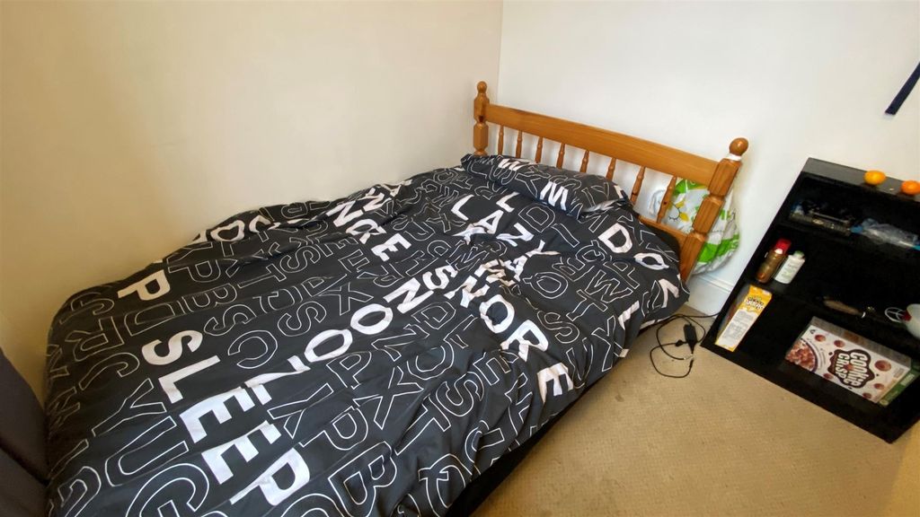 Property photo 3 of 30 Cosy Bedroom With A Double Bed And Storage Space...