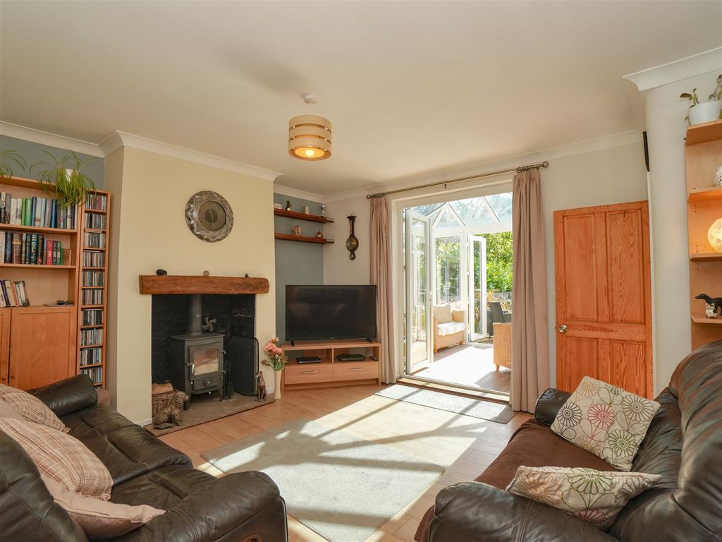 Property photo 2 of 22 Living Room