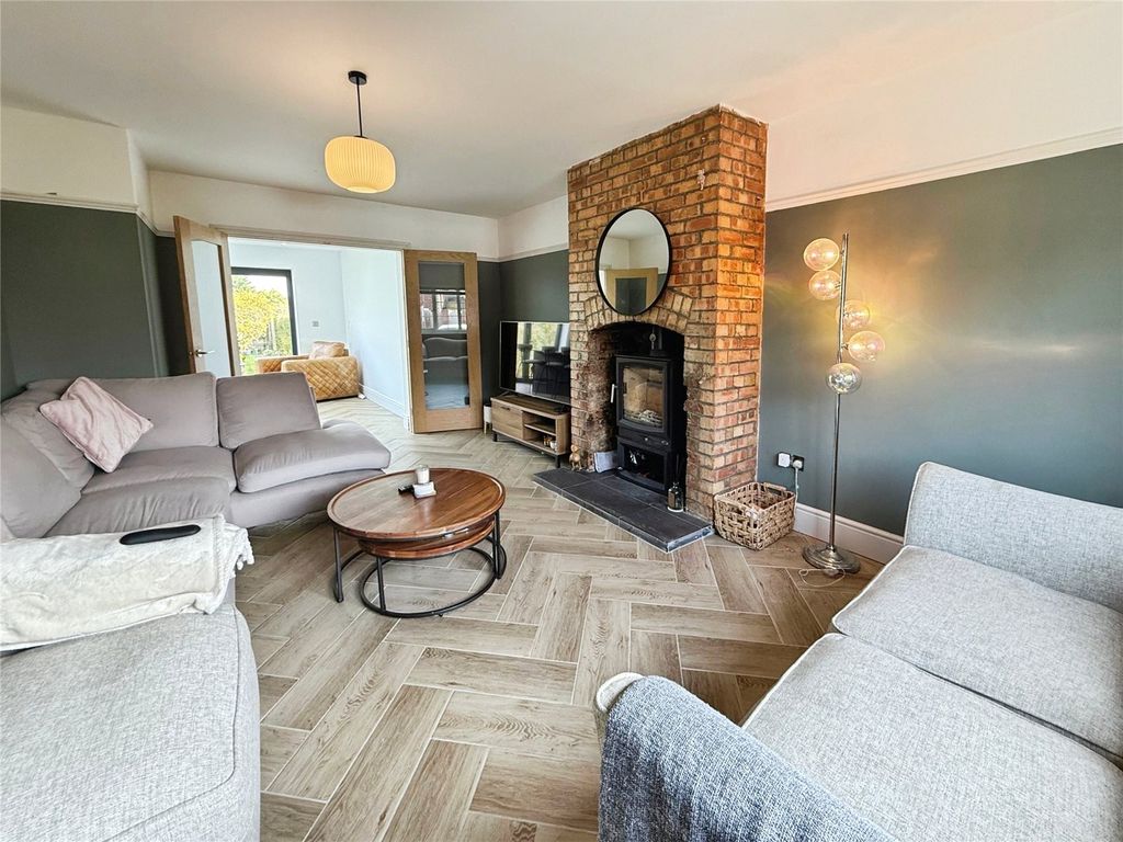 Property photo 2 of 18 Lounge