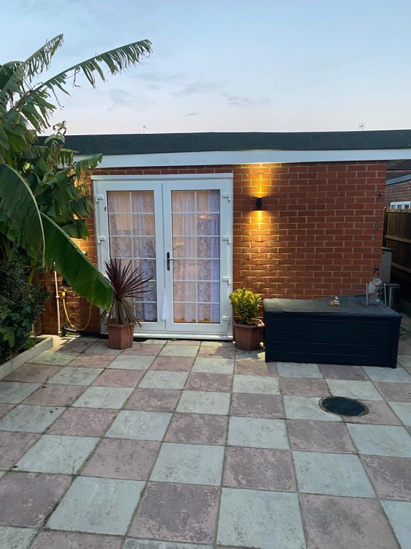 Property photo 1 of 5 Well Presented Studio Flat To Rent Including Bills.