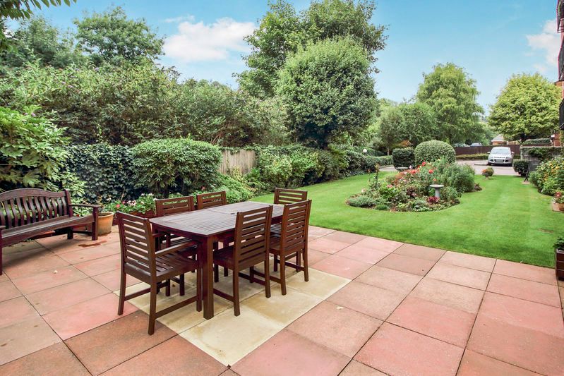 Property photo 2 of 12 Communal Gardens