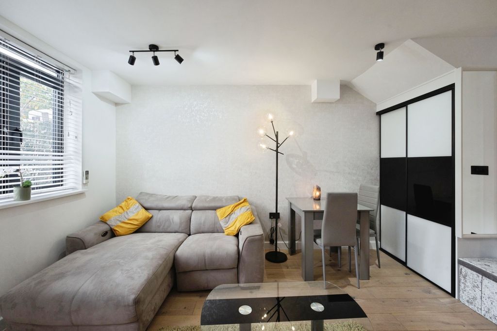 Property photo 2 of 10 Pbox-Img.Jpg