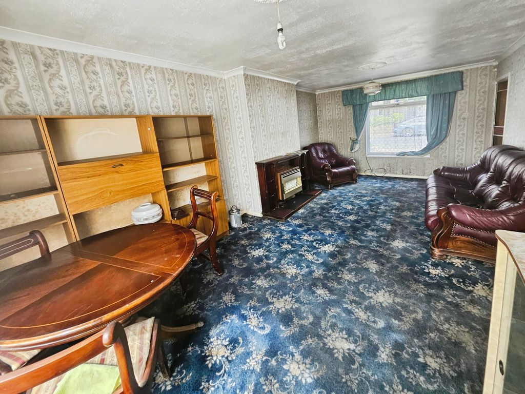 Property photo 3 of 14 Lounge