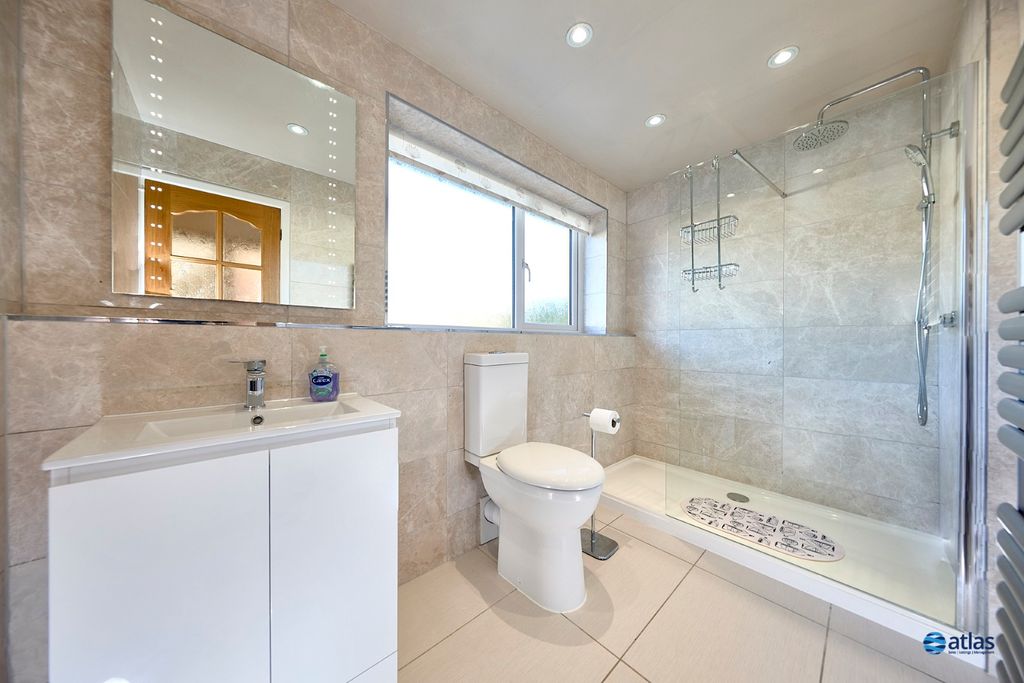 Property photo 2 of 17 Bathroom