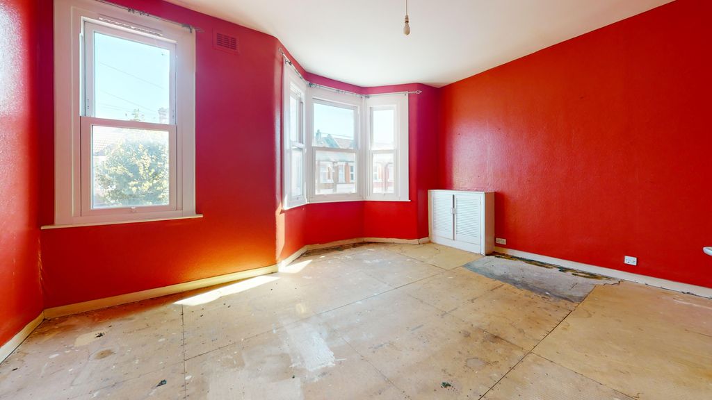 Property photo 2 of 11 9B East Avenue, Manor Park, London, E12 6Sg