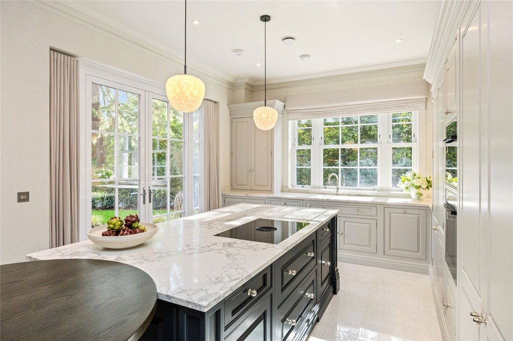 Property photo 2 of 18 Show Apartment