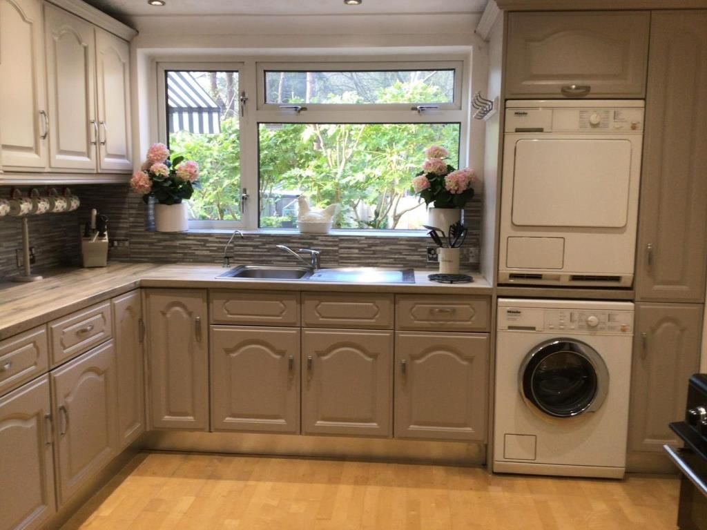 Property photo 2 of 8 Kitchen