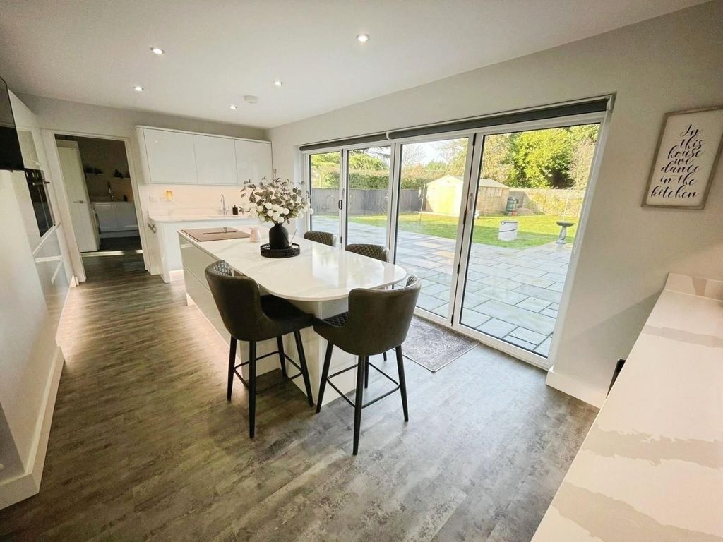 Property photo 2 of 33 57c05d9F-5A955E77-39F2-48Ed-Bcca-5d530Cf51Bc6.Jpeg