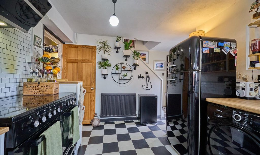 Property photo 3 of 10 Kitchen