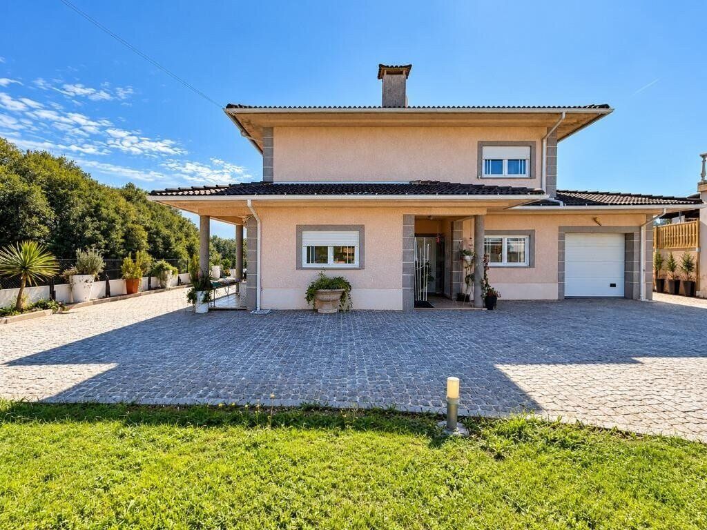 Property photo 1 of 39 Detached 4-Bedroom House With Pool, Garden And 2,621 m² Plot | Ossela, Oliveira De Azeméis