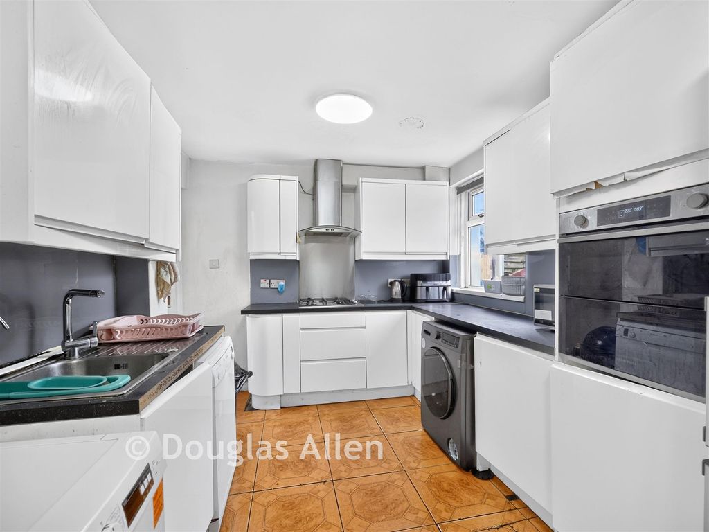 Property photo 3 of 16 Kitchen