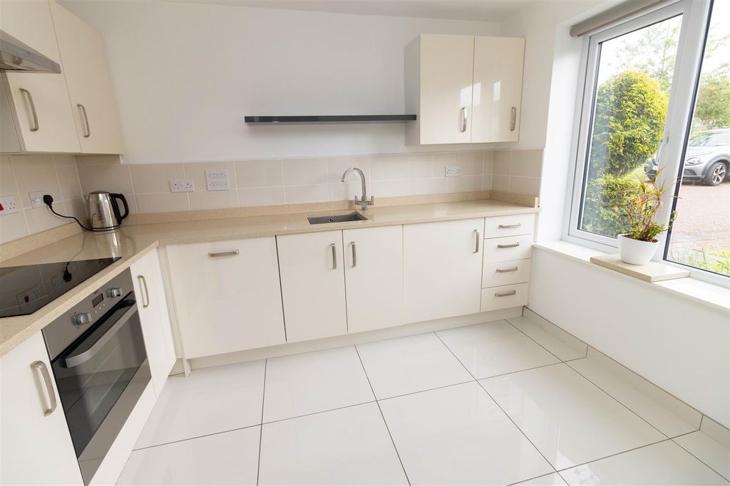 Property photo 3 of 11 Kitchen