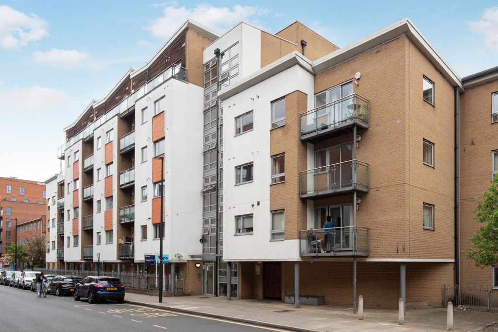 Property photo 2 of 17 Flat742Violetroadlondone33Qg-29