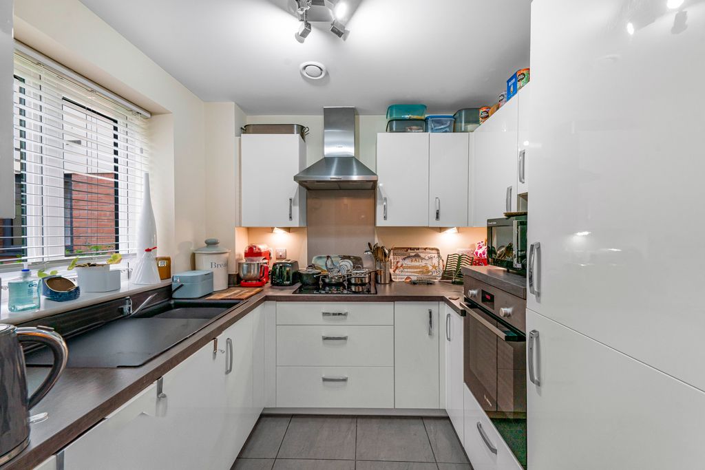 Property photo 3 of 11 Kitchen
