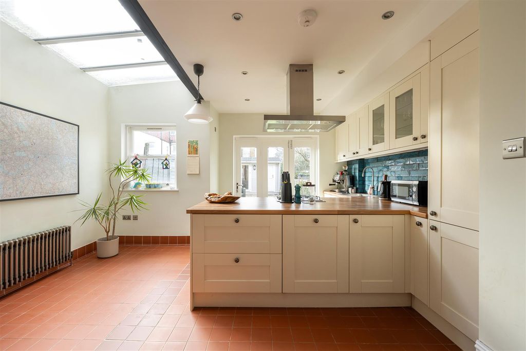 Property photo 3 of 31 Kingsley Road, E17