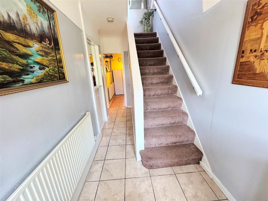 Property photo 2 of 19 Entrance Hall