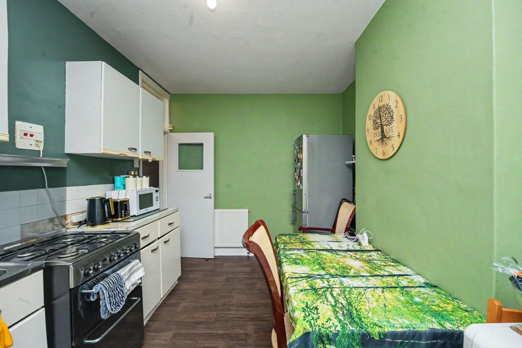 Property photo 2 of 13 38 Ingatestone Road, Norwood, London Se25 4LG