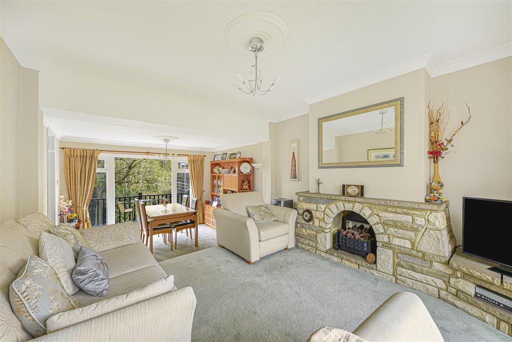 Property photo 2 of 19 Lounge