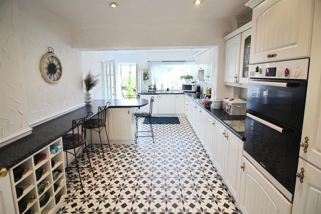 Property photo 2 of 18 Kitchen