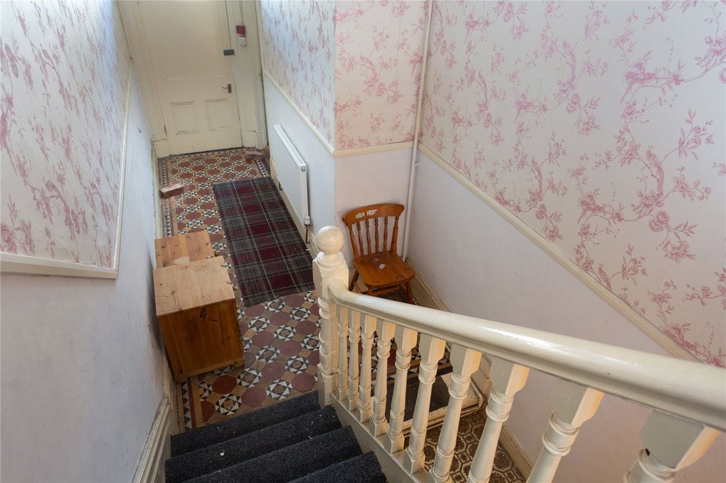 Property photo 3 of 10 Entrance Hall