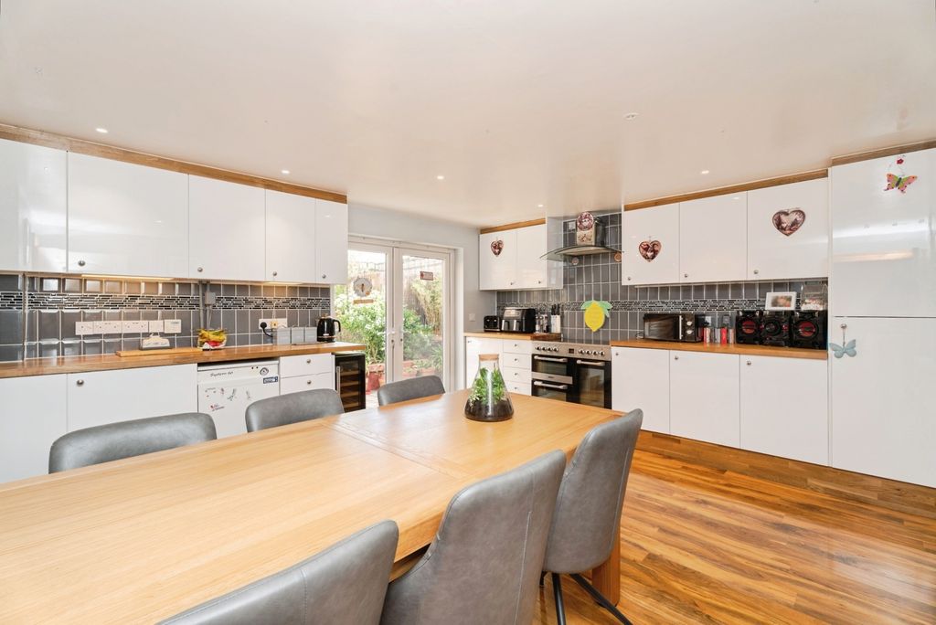 Property photo 3 of 18 Pbox-Img.Jpg