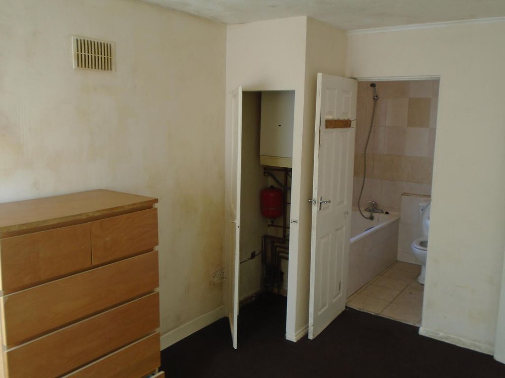 Property photo 2 of 5 Bedroom