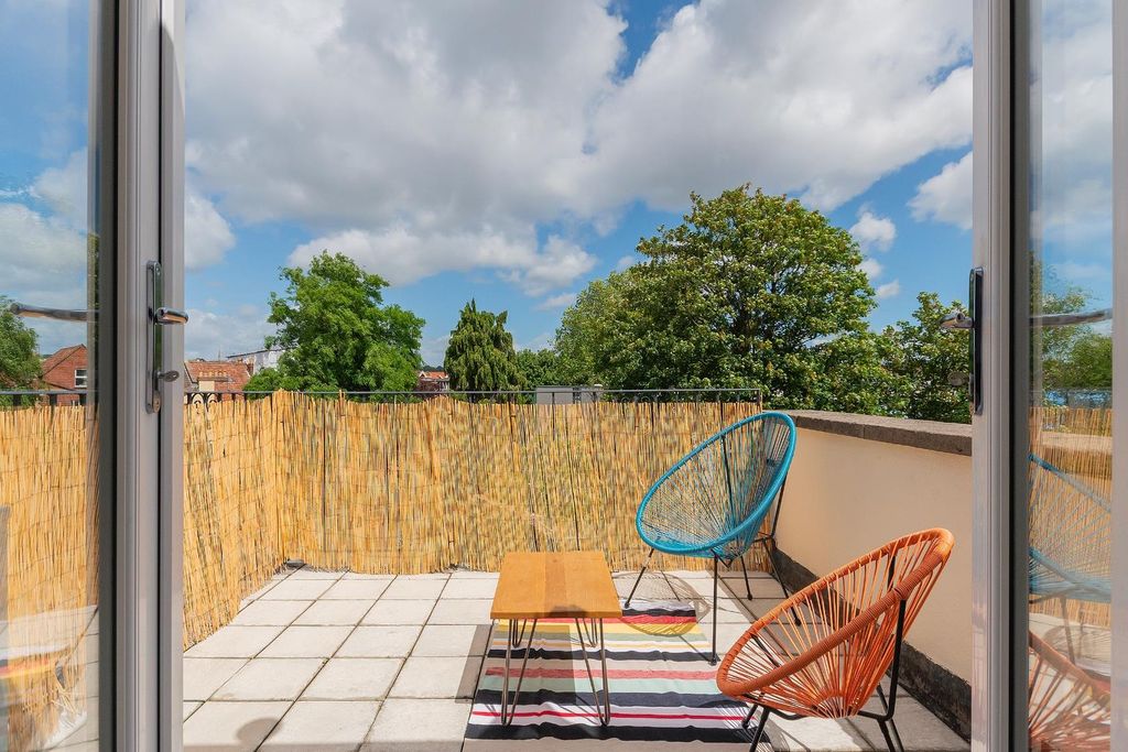 Property photo 3 of 25 1C8N8Sbr - Balcony D.Jpg
