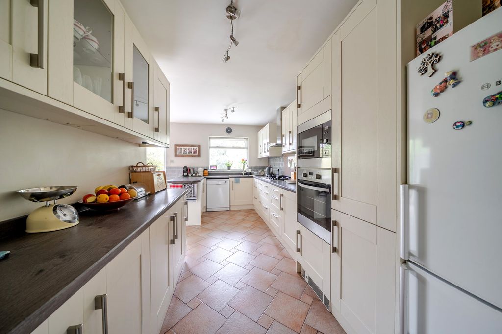 Property photo 3 of 19 Kitchen