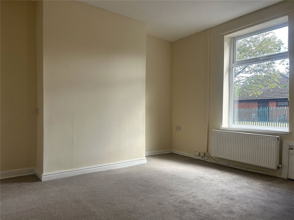 Property photo 3 of 16 Lounge