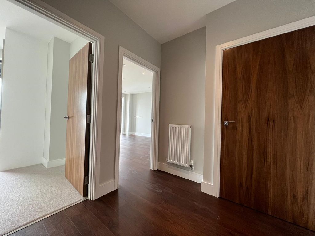 Property photo 3 of 10 Entrance Hall