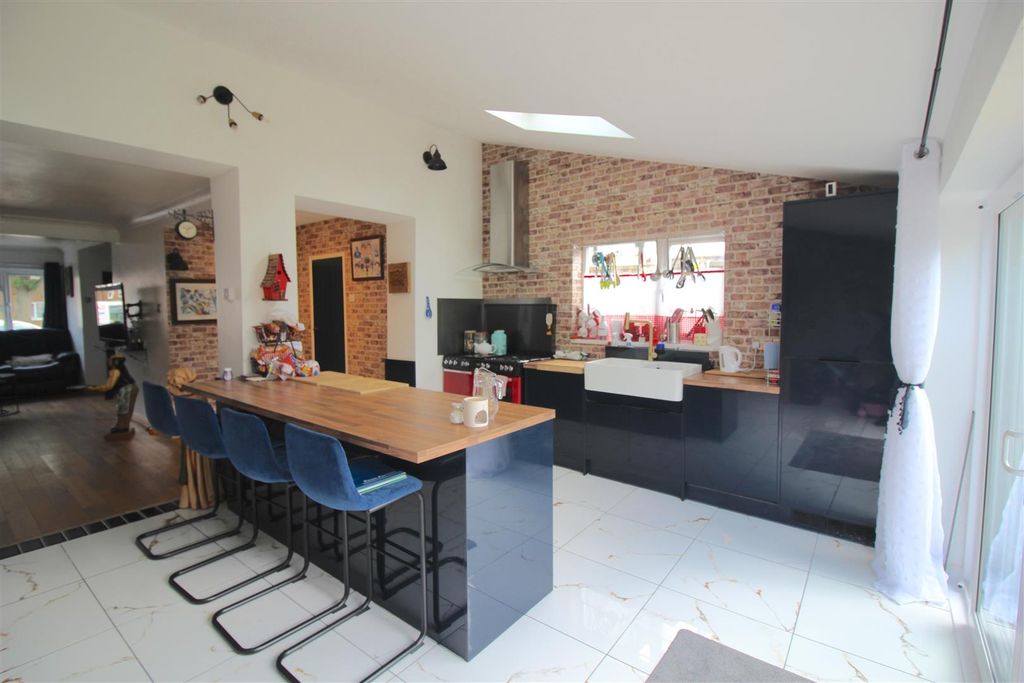 Property photo 2 of 19 Kitchen