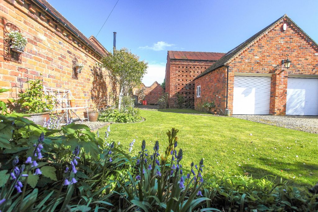 Property photo 2 of 17 Garden Garages