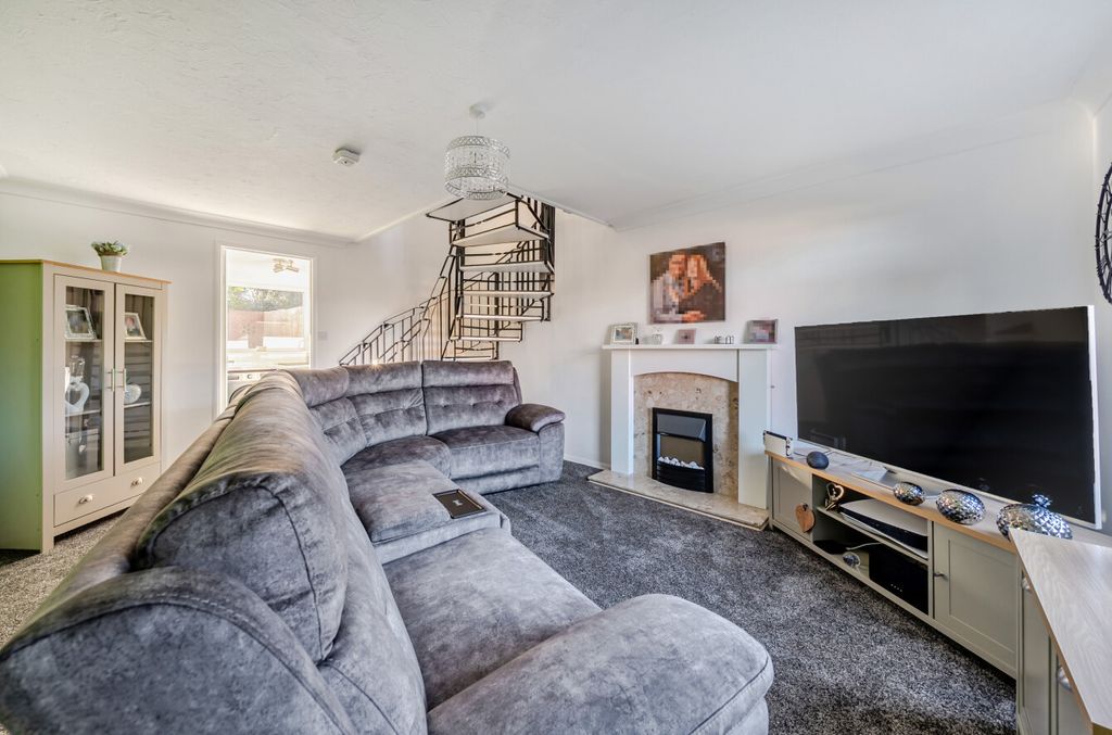 Property photo 2 of 15 1380172-11-691Af2...