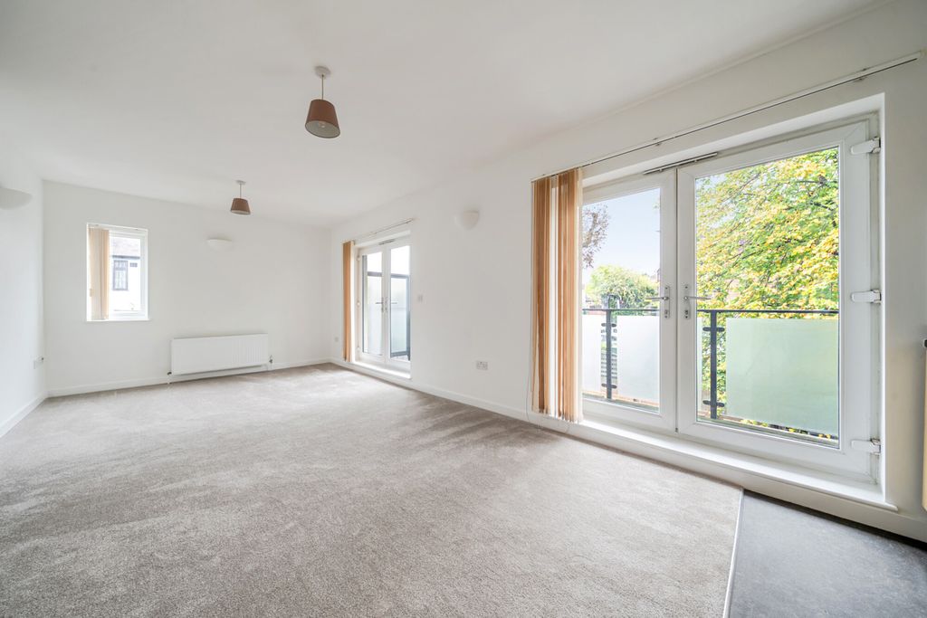 Property photo 2 of 20 Lounge