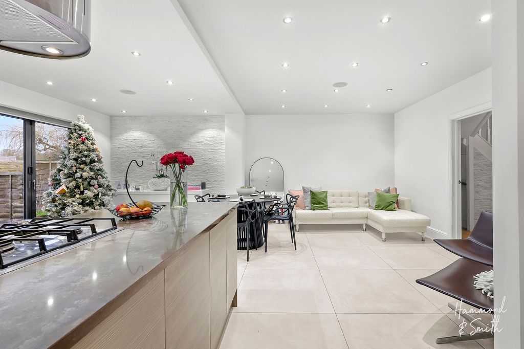 Property photo 3 of 23