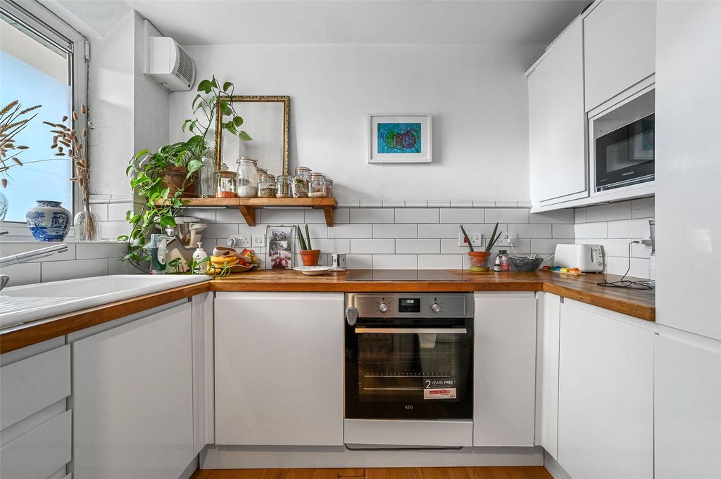 Property photo 2 of 12 Kitchen