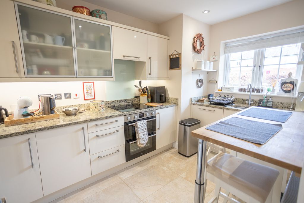 Property photo 3 of 16 Kitchen/Breakfast Area