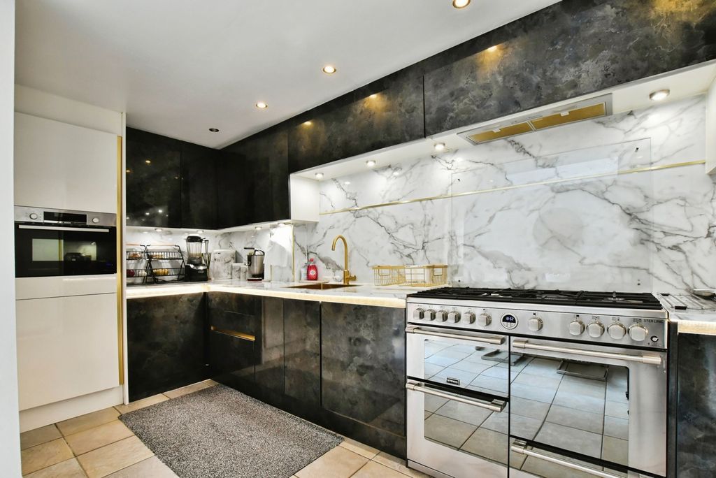 Property photo 3 of 17 Photo