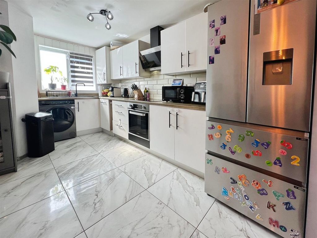 Property photo 3 of 23 Kitchen