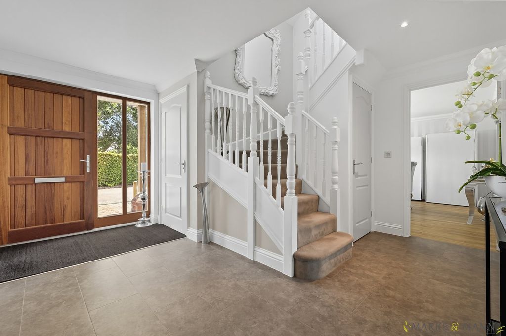 Property photo 2 of 31