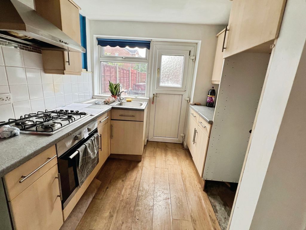 Property photo 3 of 12 Kitchen