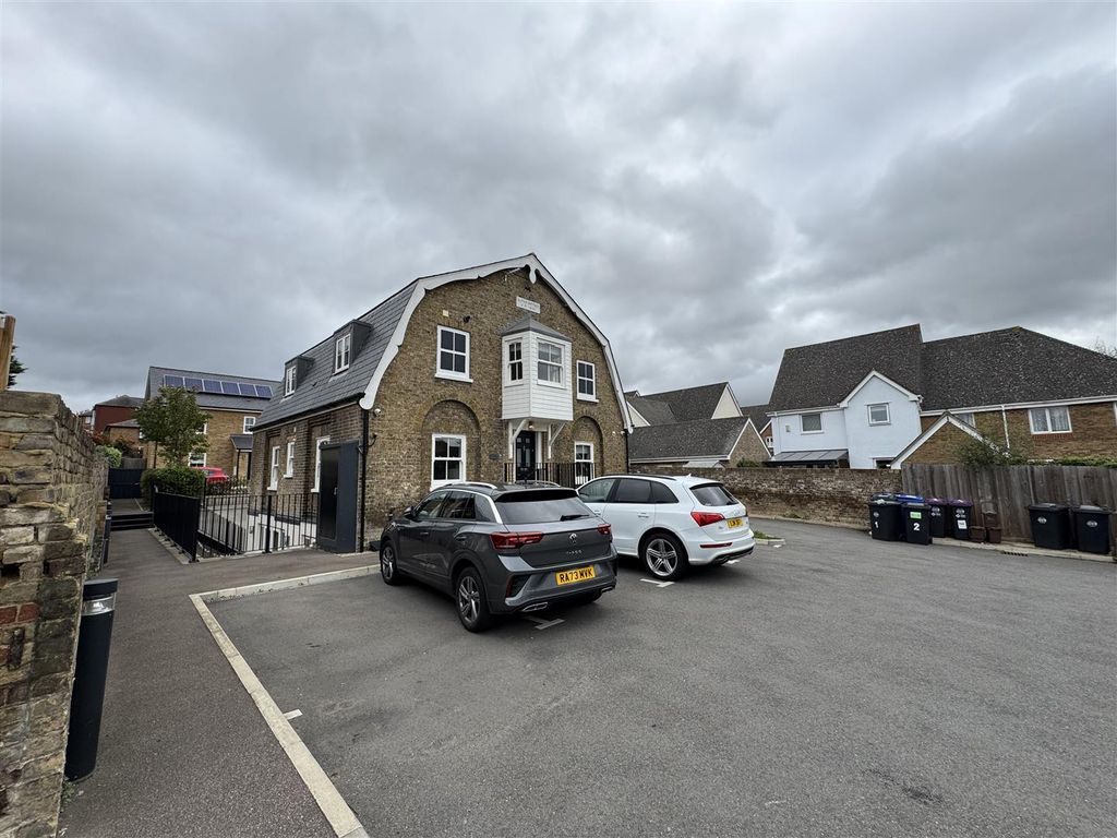 Property photo 1 of 13 Alpha Cottages Sg12