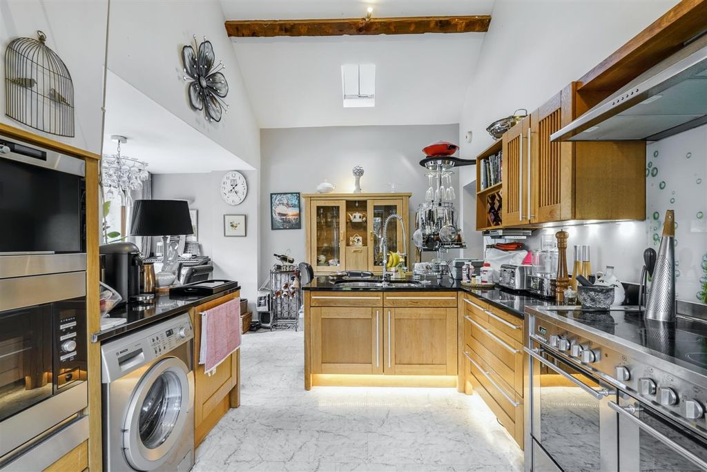 Property photo 3 of 37 Breakfast Kitchen