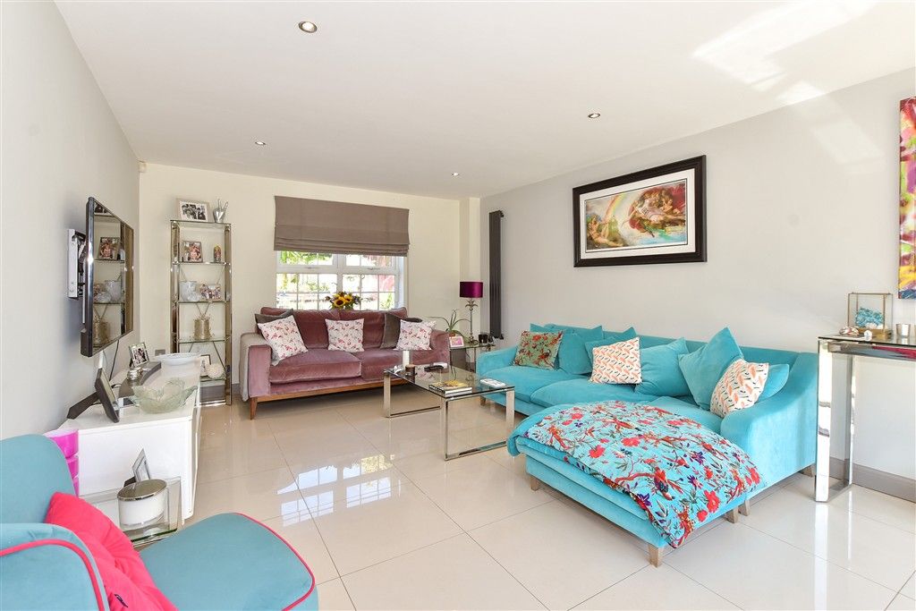 Property photo 3 of 19 Lounge