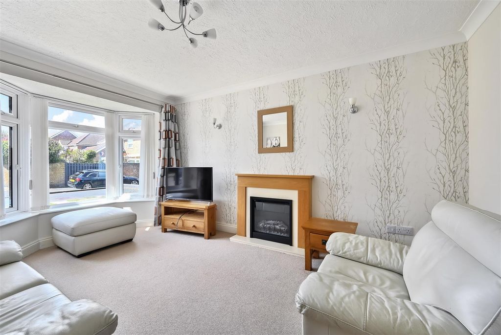 Property photo 3 of 24 2 Gainsborough Road - Tn402Ul - Photos (8).Jpg