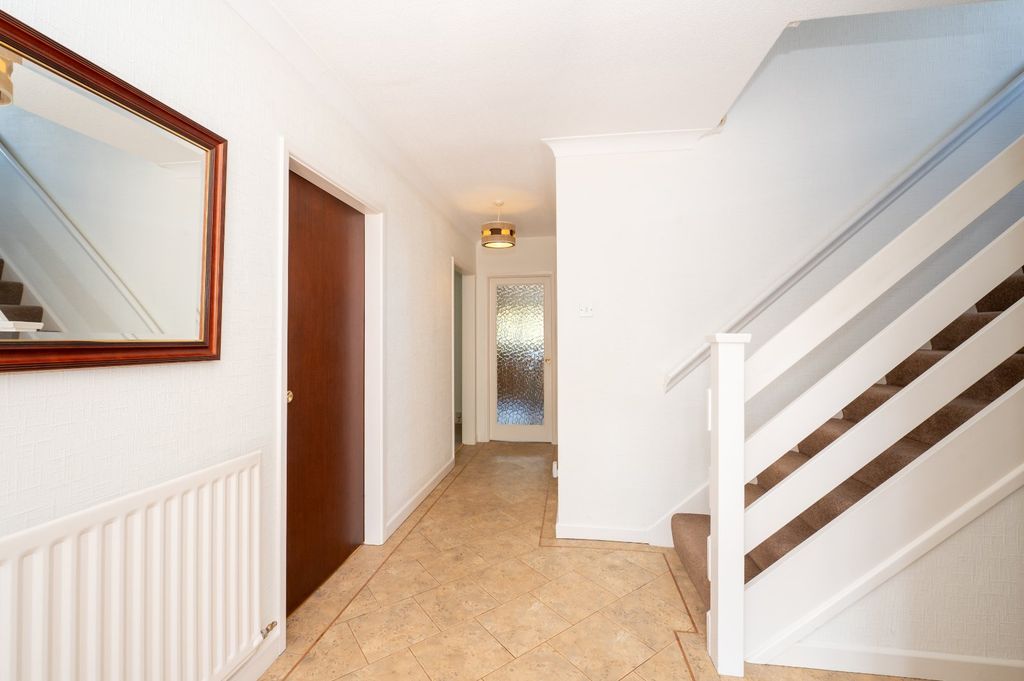 Property photo 2 of 18 Hallway